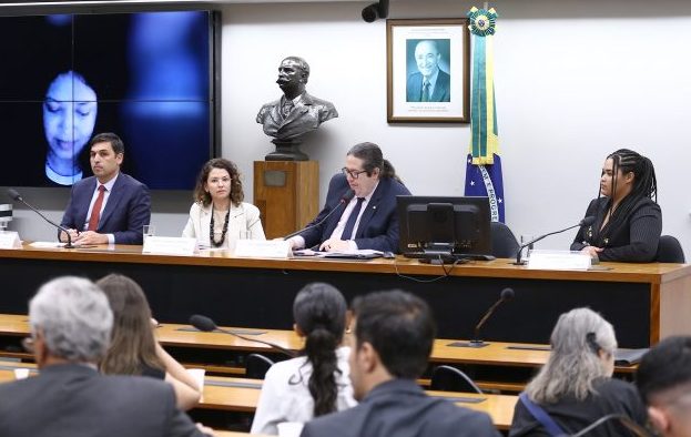 Entidades cobram e governo se compromete a ampliar a participação da sociedade civil na COP30