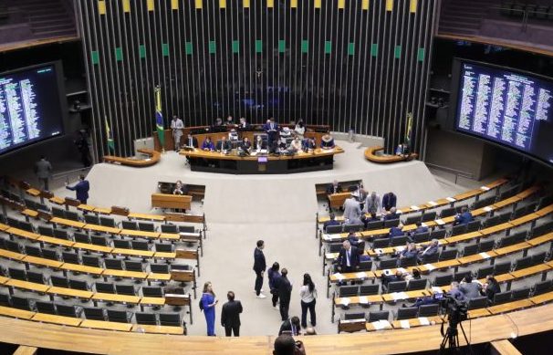 Motta determina cancelamento da sessão e marca reunião de líderes para esta quarta-feira Compartilhe Versão para impressão   Fonte: Agência Câmara de Notícias